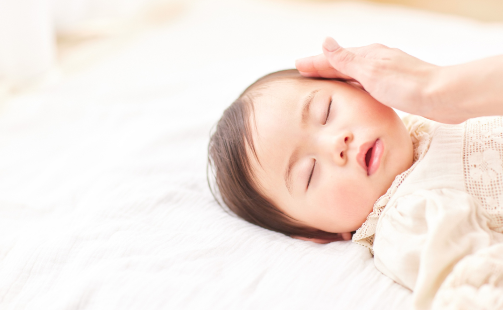 赤ちゃんの乳児湿疹にファムズベビーを塗る様子